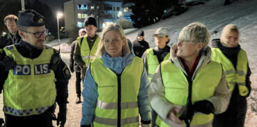 Magdalena Andersson på trygghetsvandring i Valsta