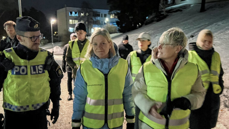 Magdalena Andersson på trygghetsvandring i Valsta
