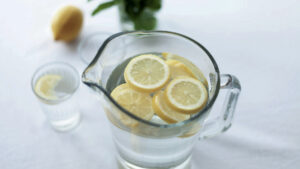 Tillbringare med vatten och citronskivor
