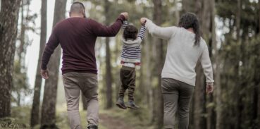 Familj på promenad i skogen