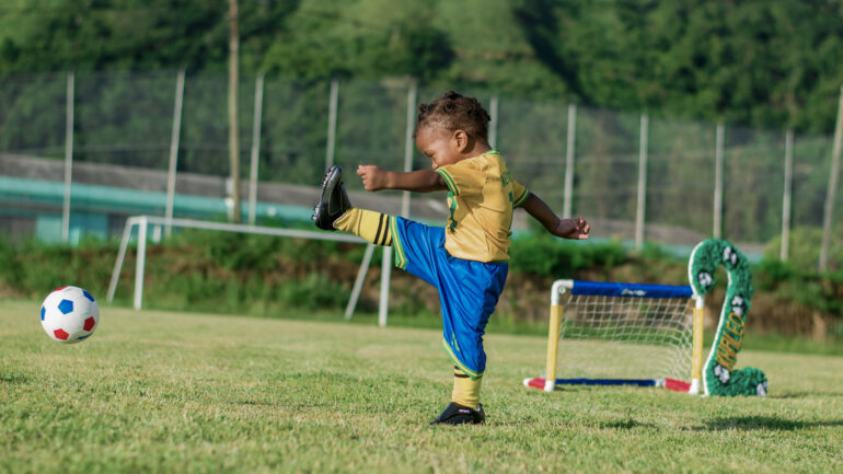 Pojke som spelar fotboll