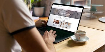 Hyresgäst som tittar på SigtunaHems hemsida på en dator