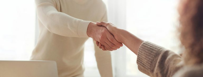 Två personer skakar hand och är överens om hyreshöjningen