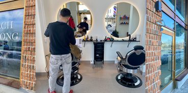 En barberare som klipper en gäst