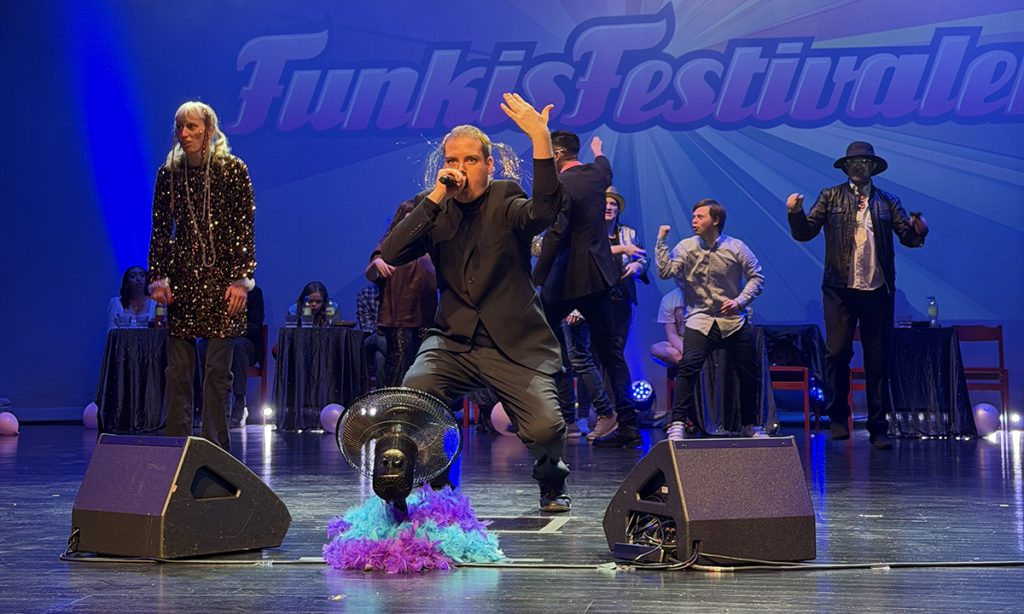 Artist sjunger med bakgrundsdansare