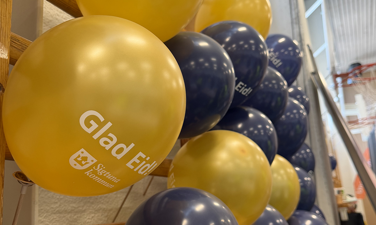 Ballonger uppsatta på en vägg