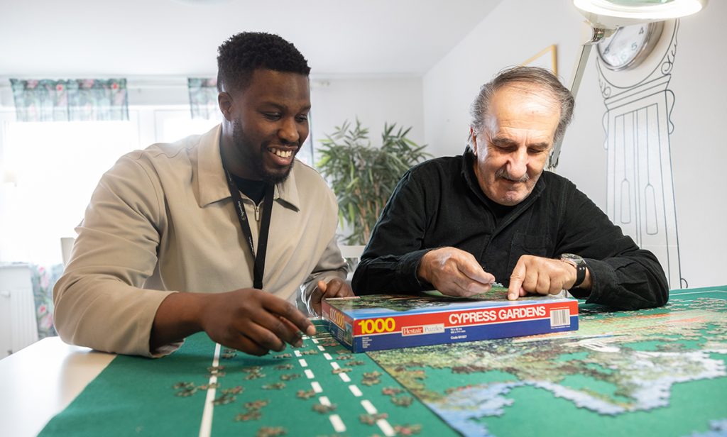Jacob och Jonathan från SigtunaHem passar på och lägga pussel 
