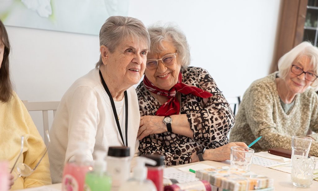 Lola och Ulla skrattar gott på torsdagsbingon