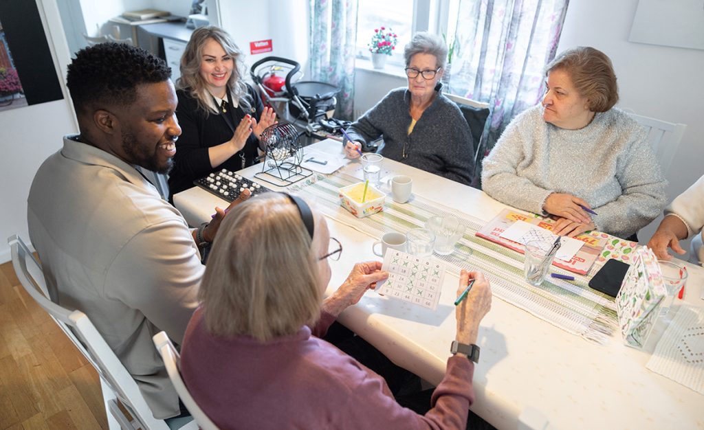 Arbi, Solbrinkens trygghetsvärdinna, ropar ut bingosiffrorna och Marianne kammar in första vinsten