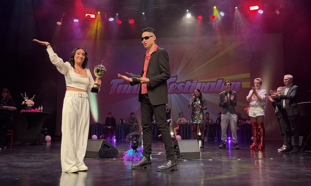 En artist tar emot ett pris på scen