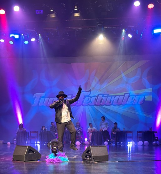 En man dansar och sjunger