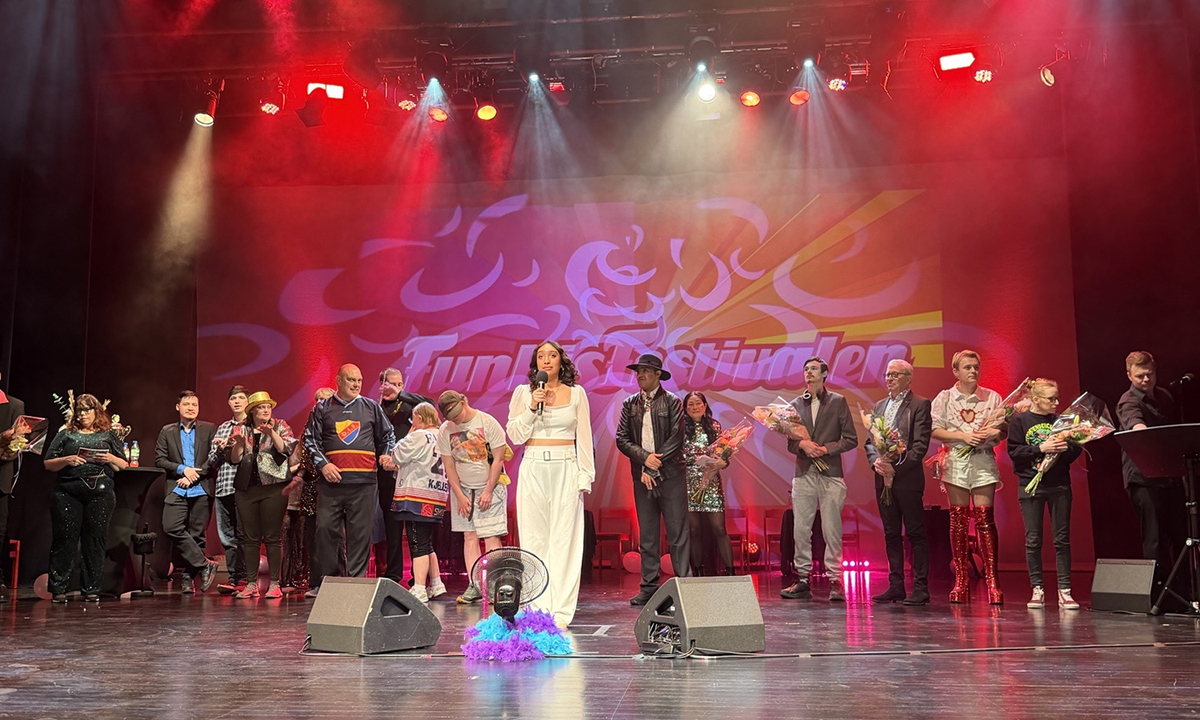 Hela ensemblen står på scenen