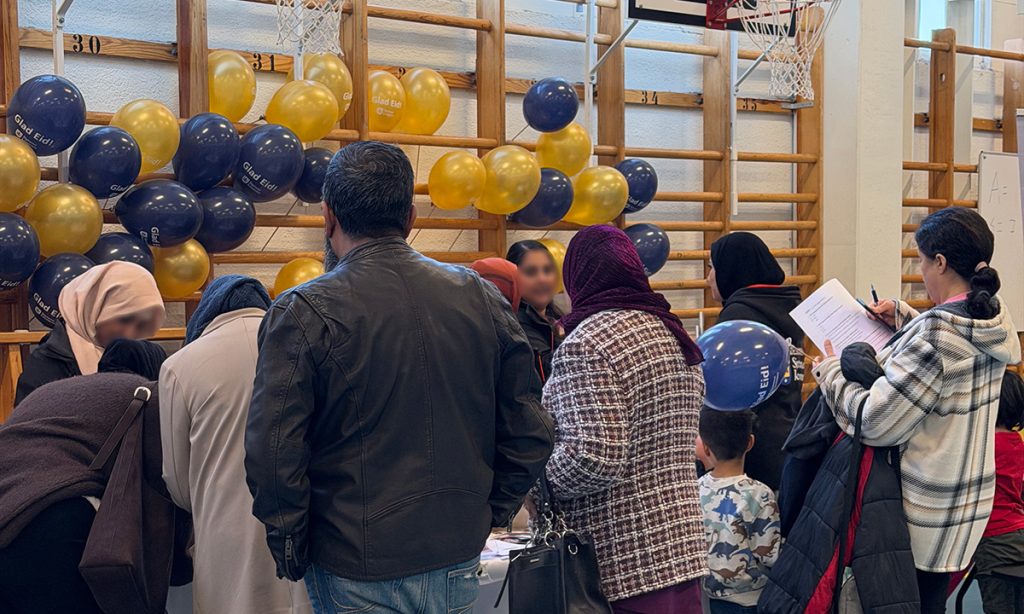 Människor som samlas runt ett bord