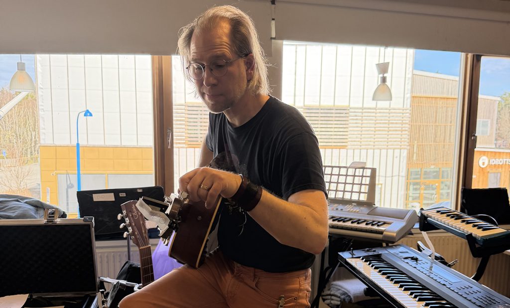 Man med syntar i bakgrunden