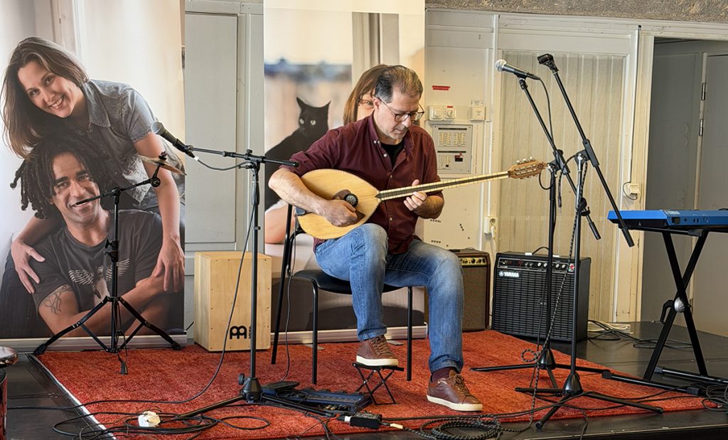 Man spelar på ett stränginstrument