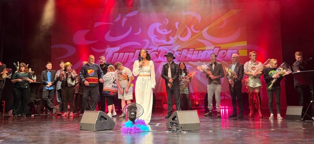 Människor uppträder på scenen