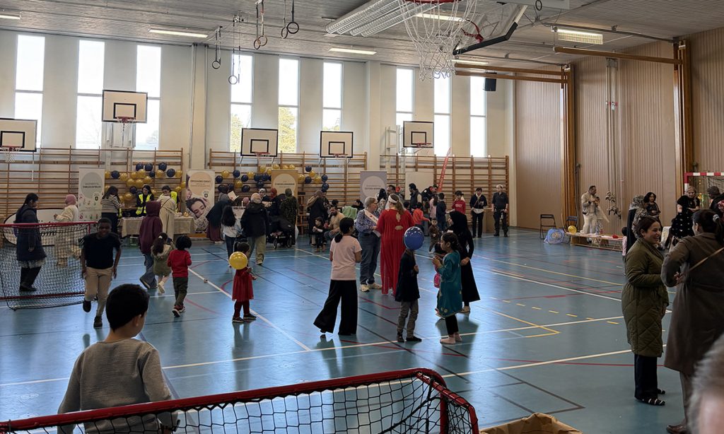 Människor vistas i en sporthall