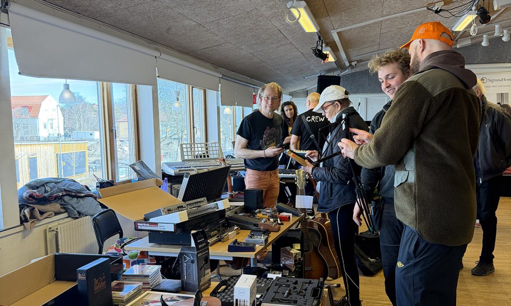 Personer tittar på instrument till försäljning