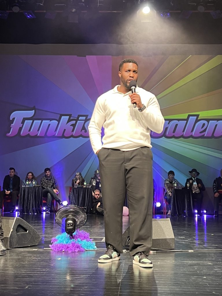 Representant från Sigtunahem pratar på scen