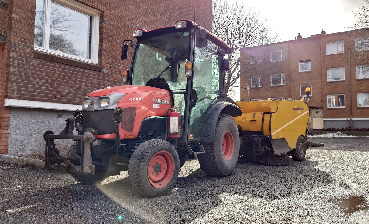 SAndsopningstraktor utanför ett flerbostadshus