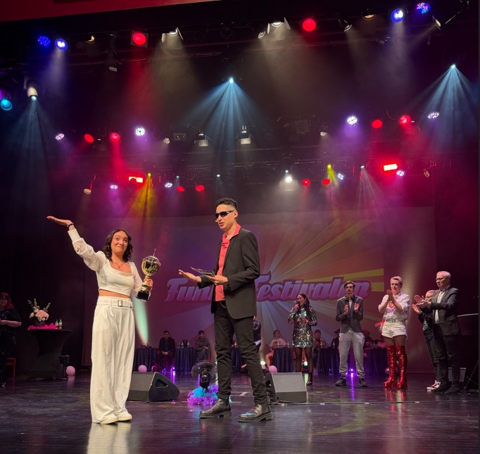 Tjej tar emot ett pris på scen