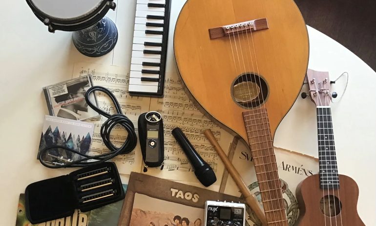 Musikinstrument och notblock