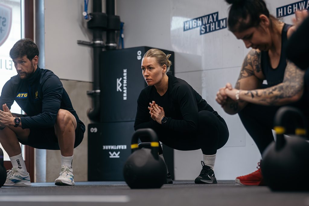 Koncentrerat vid djupa knäböjningar.