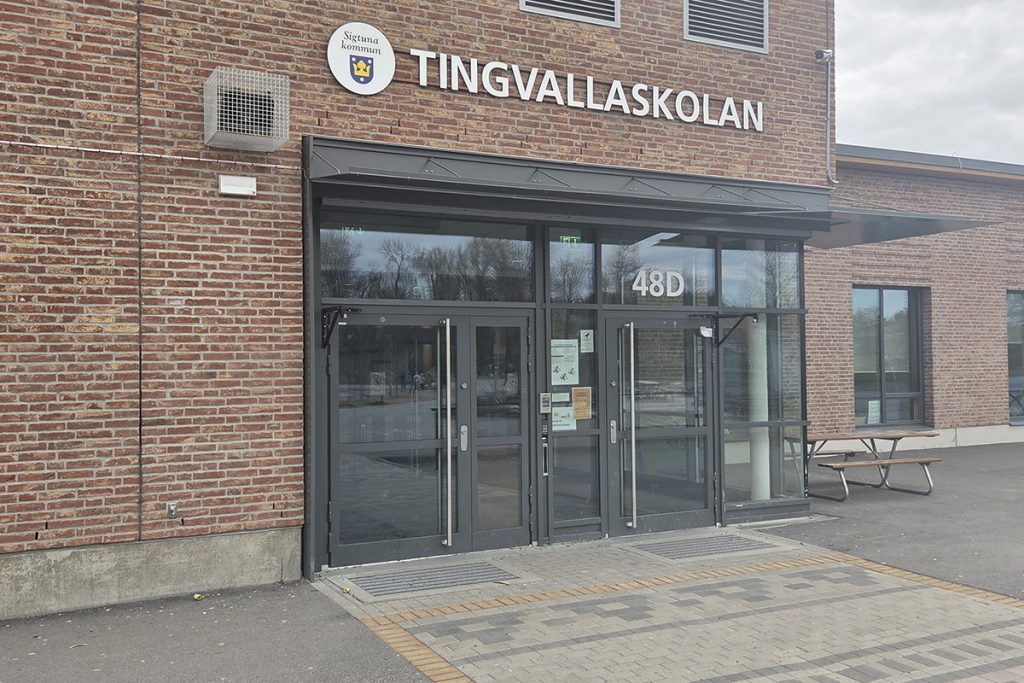 Ingången till den nya fina Tingvallaskolan
