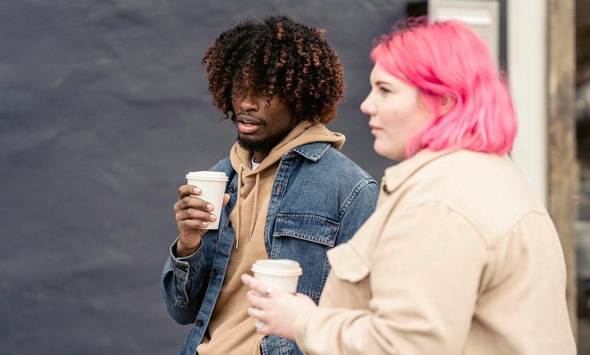 Personer som dricker kaffe och pratar
