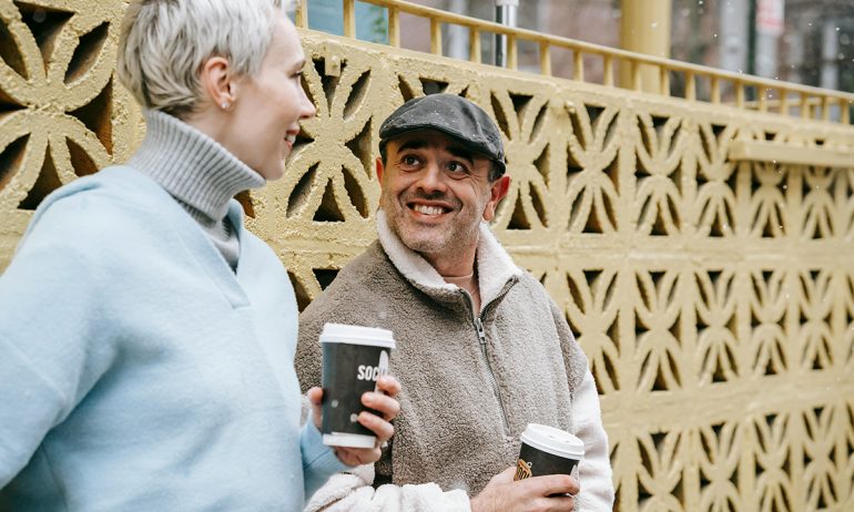 Två personer som pratar och dricker kaffe