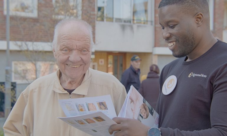 Person som pratar med personal på SigtunaHem