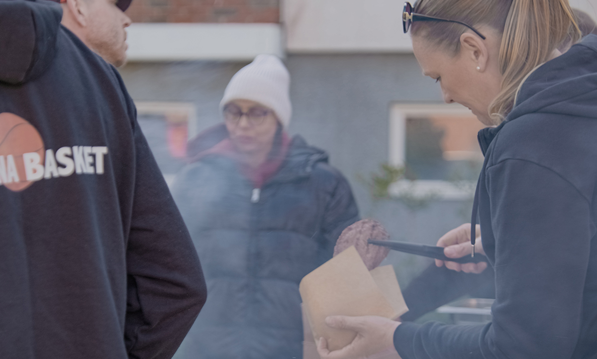 Person som grillar en hamburgare