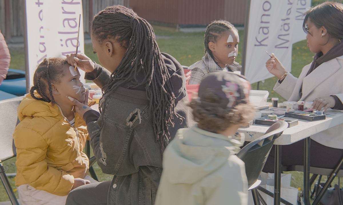 Barn som blir ansiktsmålade