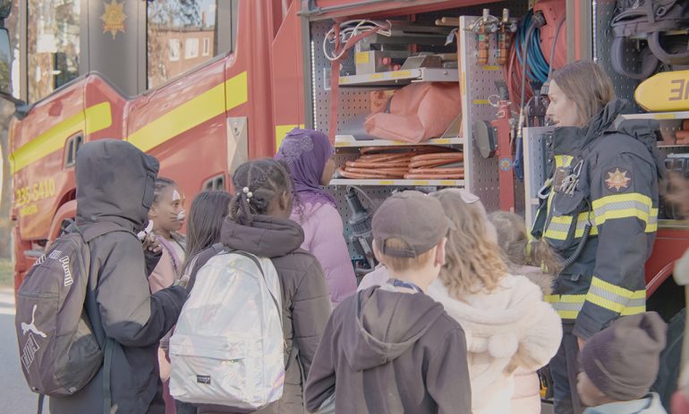 Barn vid en brandbil