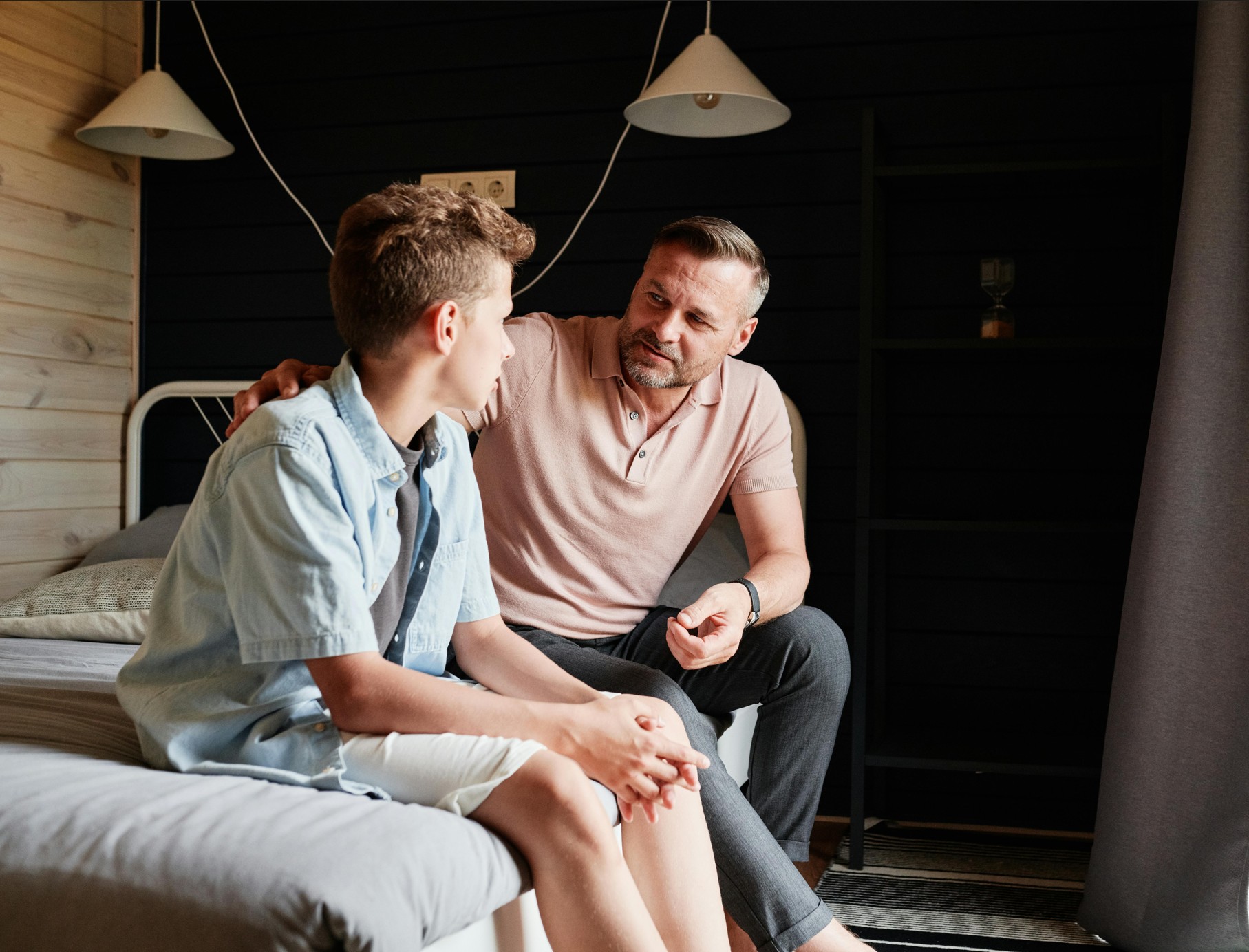 Pappa och son har ett samtal