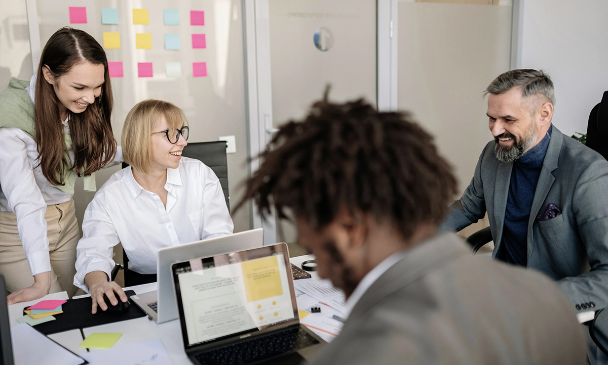 Människor som jobbar och pratar med varandra