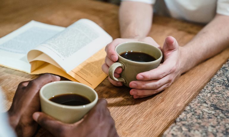 Kaffekoppar på ett bord