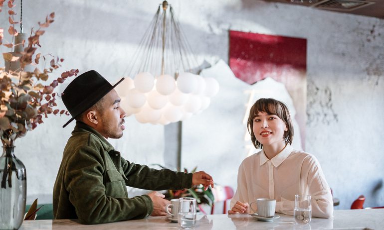 Två personer som fikar