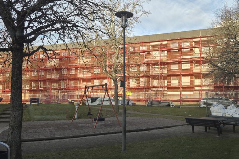 Bild på ett hus med balkonger i morgonsol