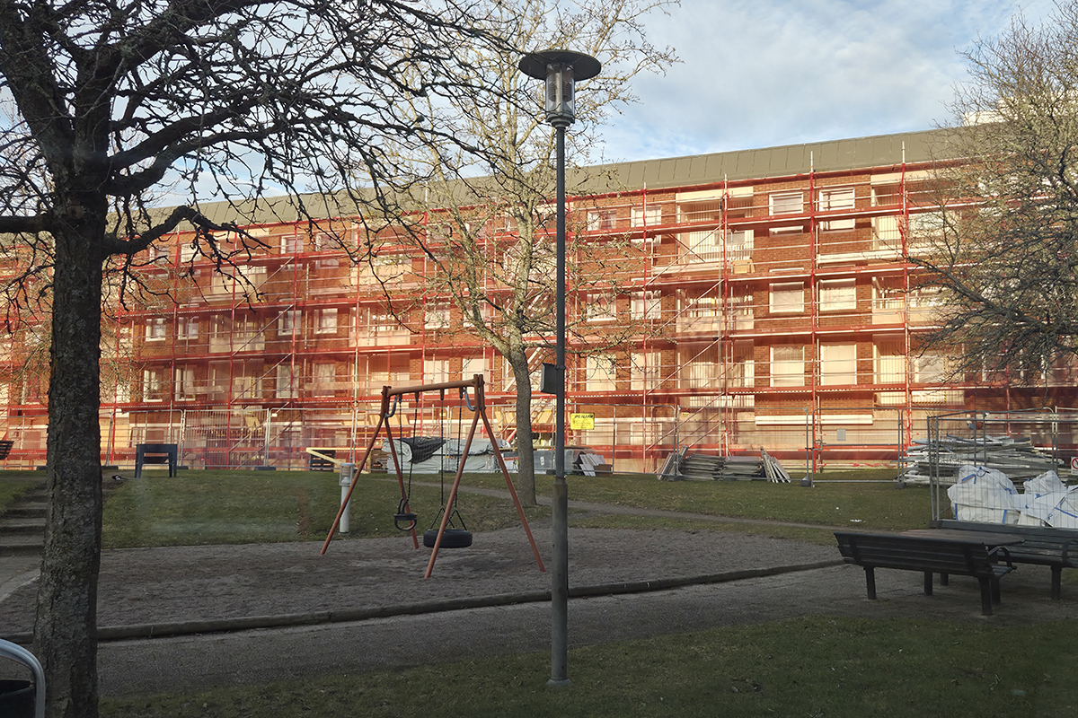 Bild på ett hus med balkonger i morgonsol