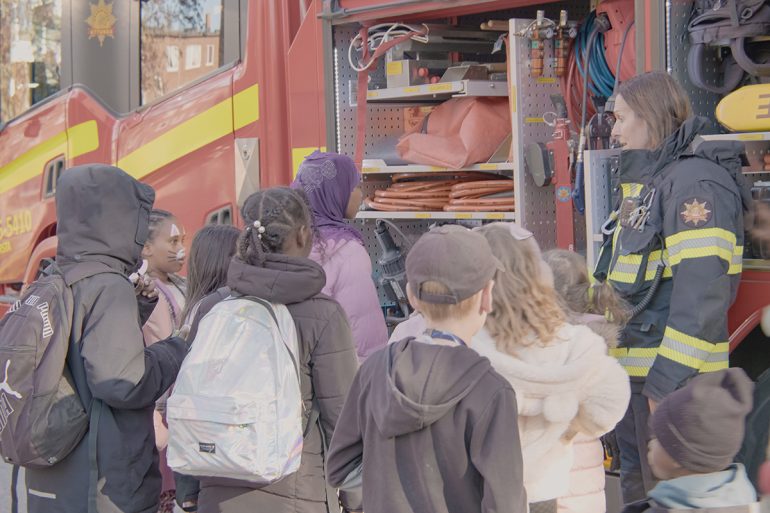 Banr som står och tittar på en brandbil