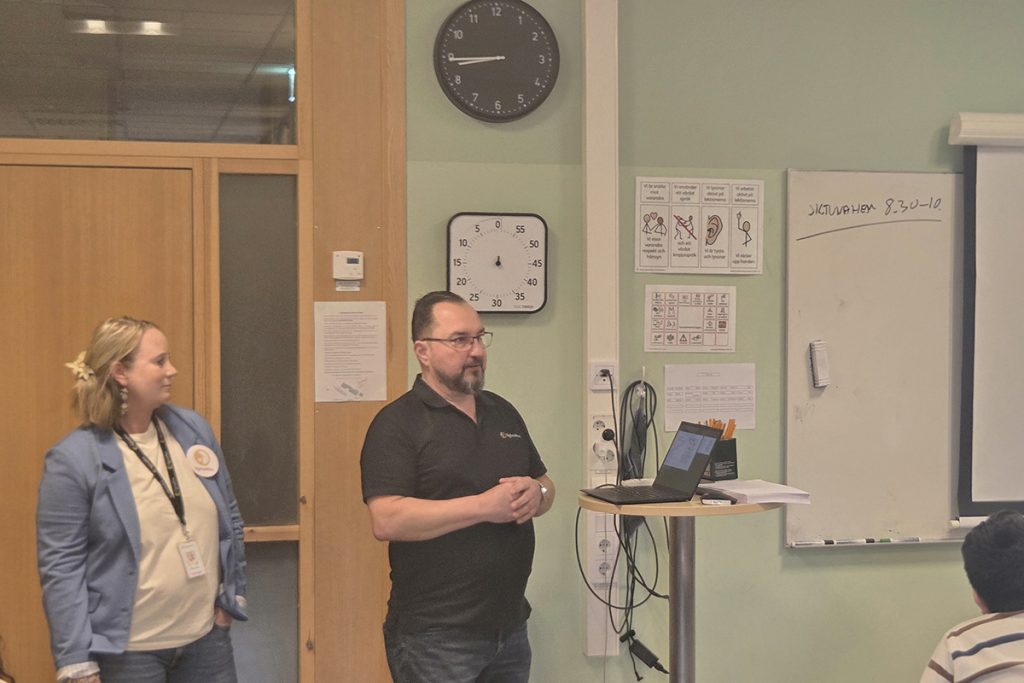 Vesa och Sofia från SigtunaHem håller en lektion