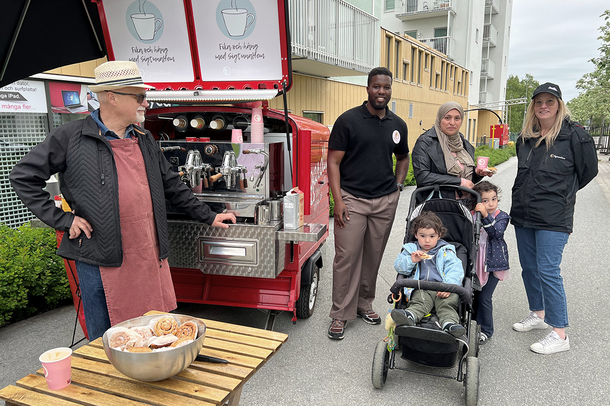 Hyresgäst som tagit sig en kopp kaffe och en bulle