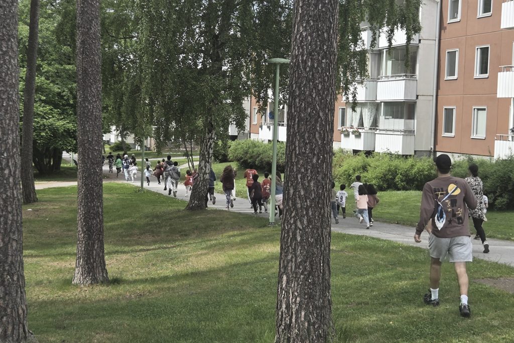 Barnen springer för glatta livet