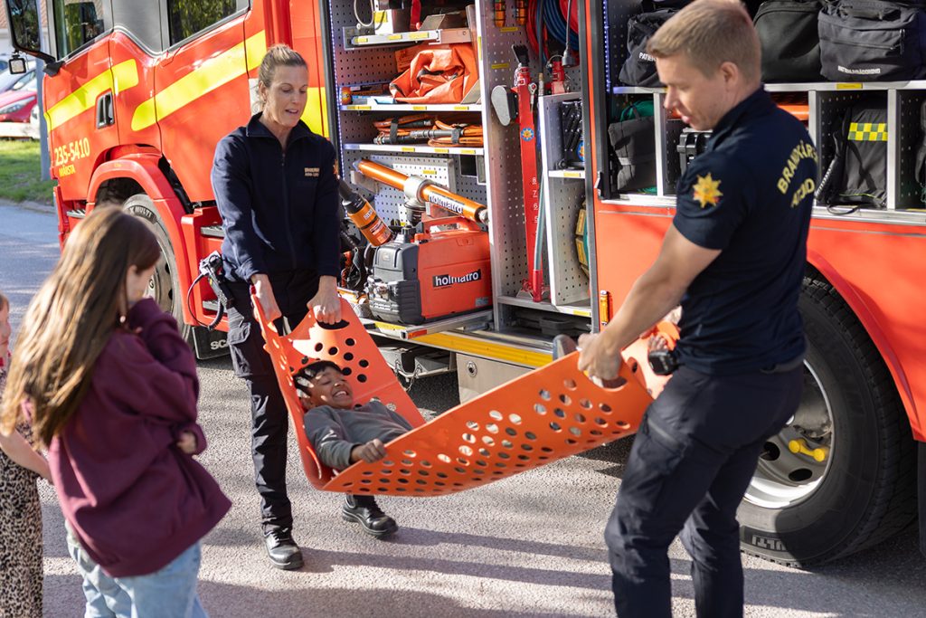 Räddningstjänsten demonstrerade hur en skadad person transporteras säkert i bår vid en räddningsinsats