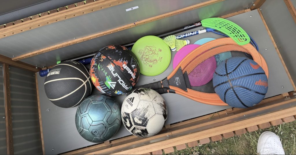 Sportartiklar i en utlåningslåda