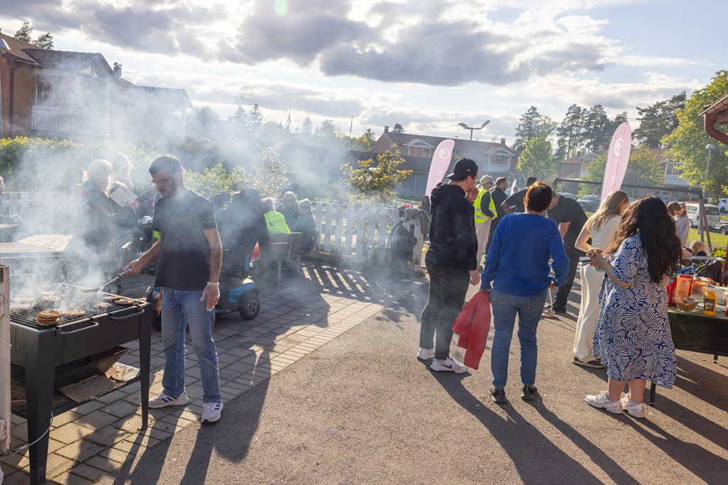 Vid grillen var det full aktivitet och både hamburgare och korvar hade strykande åtgång