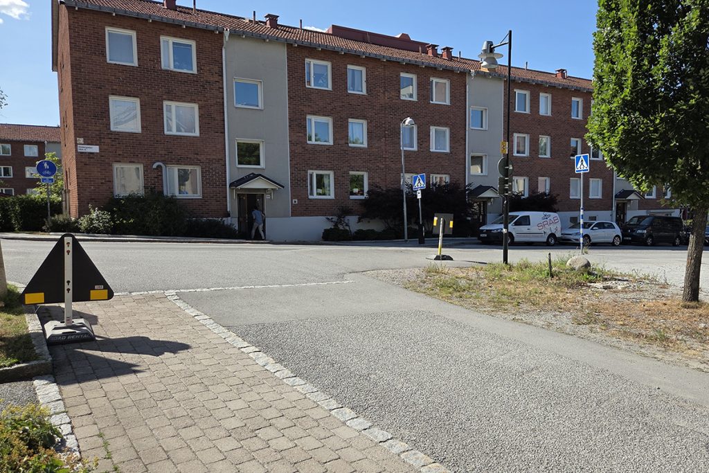 Vägen blir enkelriktad med utfart mot Södergatan. Det befintliga övergångsstället på Södergatan flyttas uppåt för att skapa en bättre och tydligare trafiklösning.