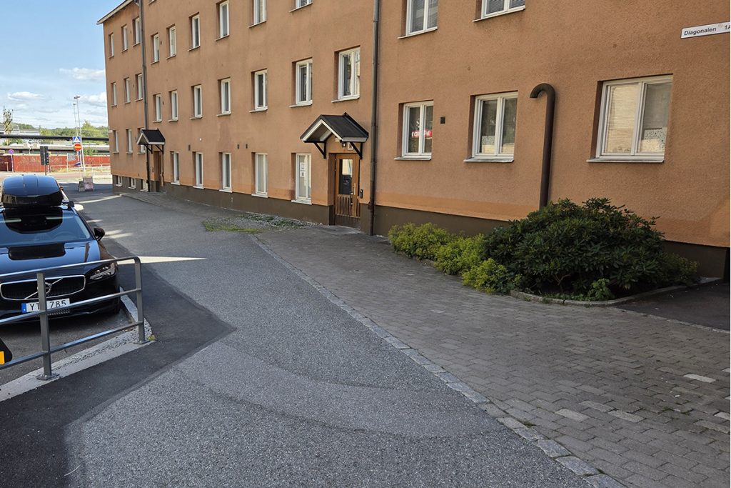 Entréerna utvecklas med ny plattsättning, nya planteringar och förbättrad belysning som skapar en tryggare och mer välkomnande miljö.