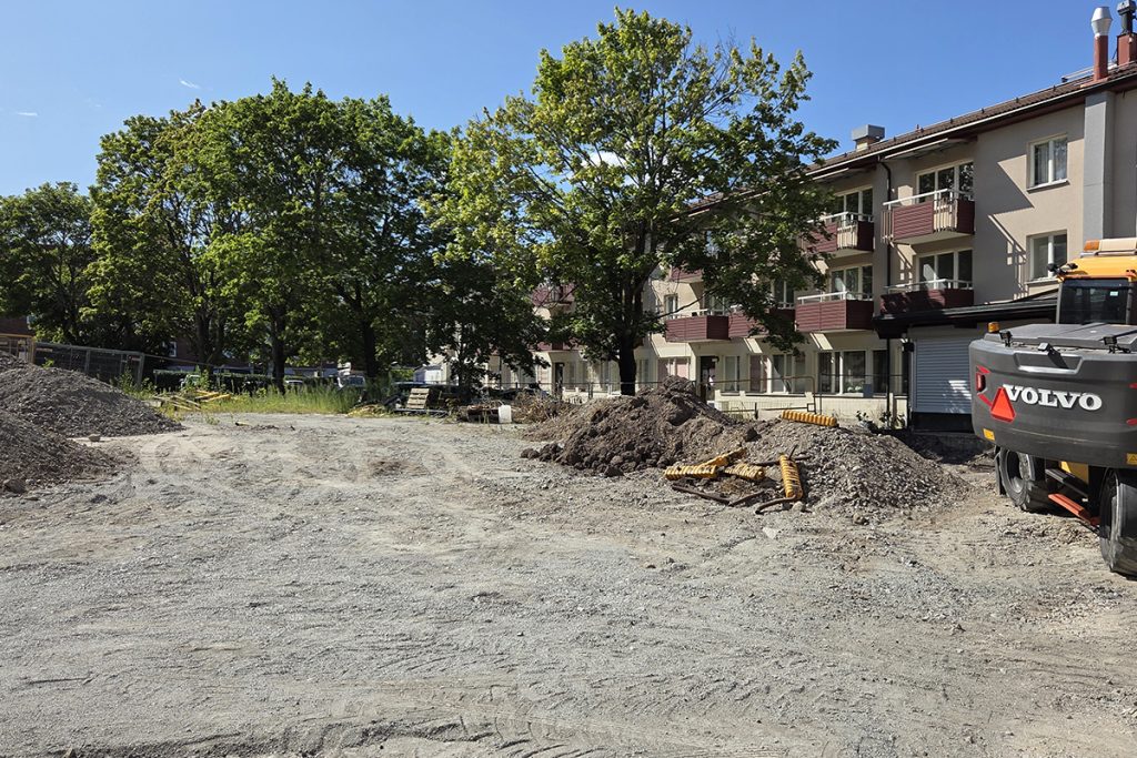 Grusytan mitt emot Stationshusen blir en del av Sätuna torg och utvecklas till en trivsam plats med sittplatser, bord, buskar och planteringar.